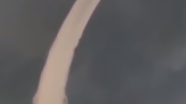 شاهد.. السحابة الثعبان تثير الفزع في