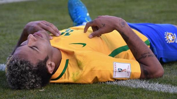 بالصورة.. نيمار يختنق وفريقه بكمامات الأوكسيجين