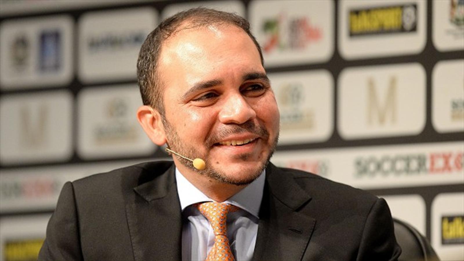 الأمير علي يبارك لمصر