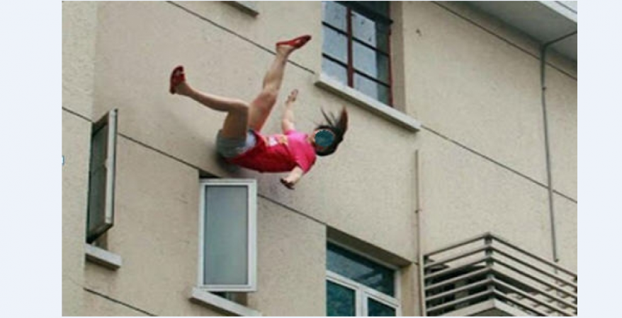 وفاة فتاة سقطت من فوق بناية