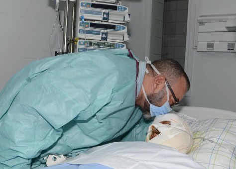 قبلة ملك المغرب لرأس مصاب تلهب