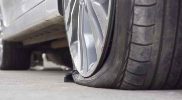 عمان.. عمال غسيل سيارات يثقبون إطارات