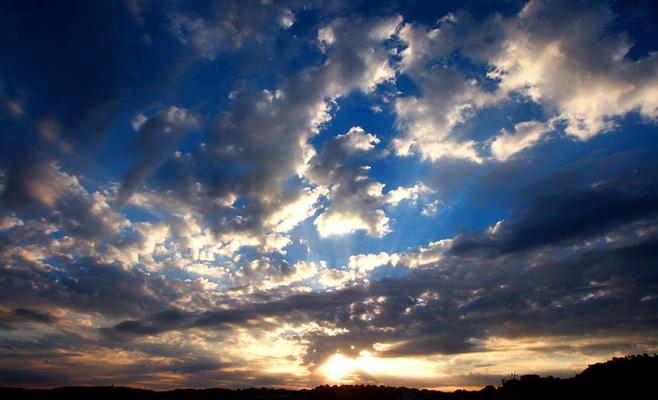 طقس غائم اليوم واجواء لطيفة الاربعاء