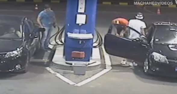 شاهد.. كيف تصرف عامل بمحطة بنزين