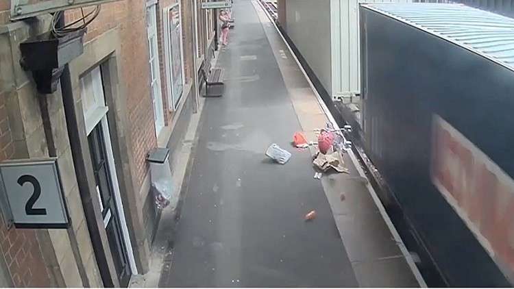 طفل ينجو من الموت بأعجوبة (فيديو)