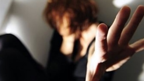 شخص يشوه وجه زوجته أمام المحكمة