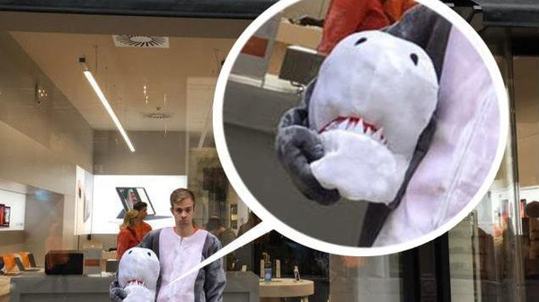 ارتدى زي القرش.. فاعتقلته السلطات