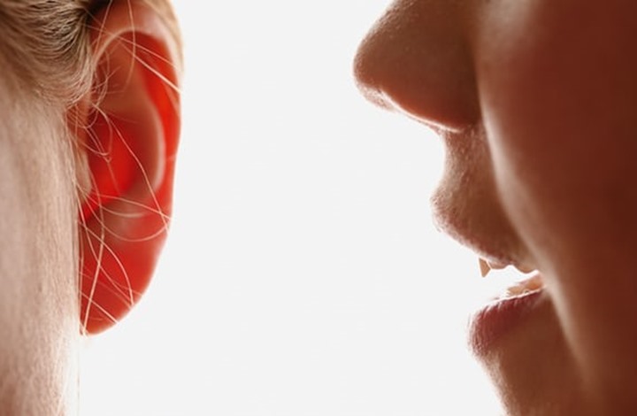 دراسة: الاستماع للشخص دون النظر إليه