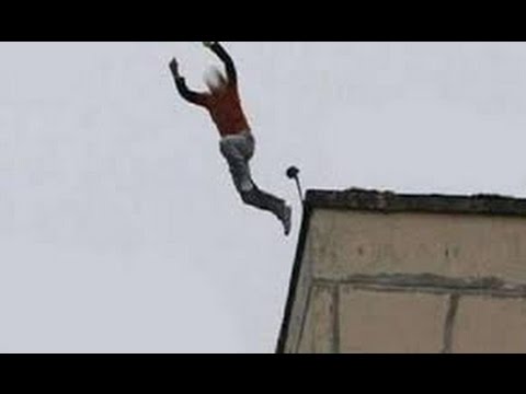 خلاف ينتهي برمي شاب لنفسه من