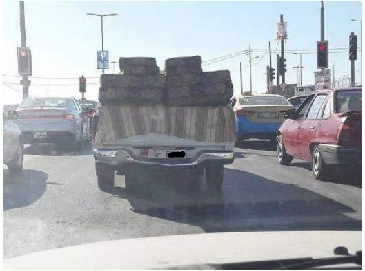 مركبة حكومية محملة بالأثاث في الزرقاء