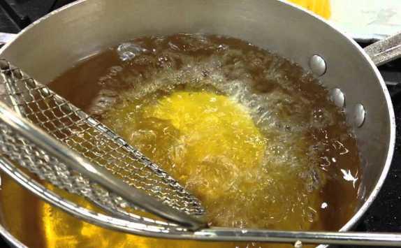 سعودية تحرق زوجها بـ (الزيت المغلي)