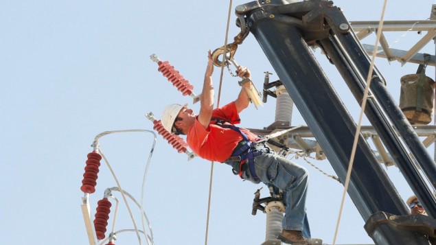 وفاة فني كهرباء وإصابة آخر بعد