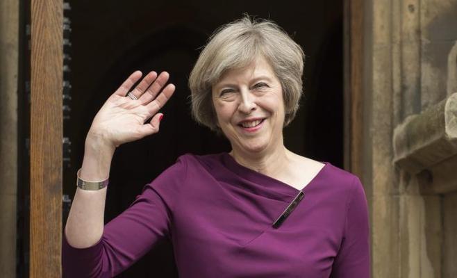 رئيسة وزراء بريطانيا تشتري هدية الملكة