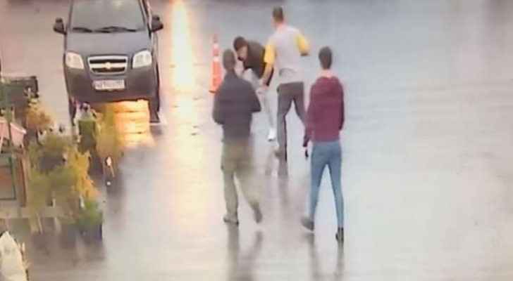 بالفيديو.. زبون يقتل حلاقا بسبب تسريحة