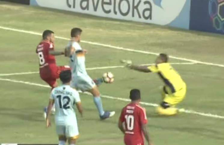 شاهد آخر لحظات حارس في إندونيسيا