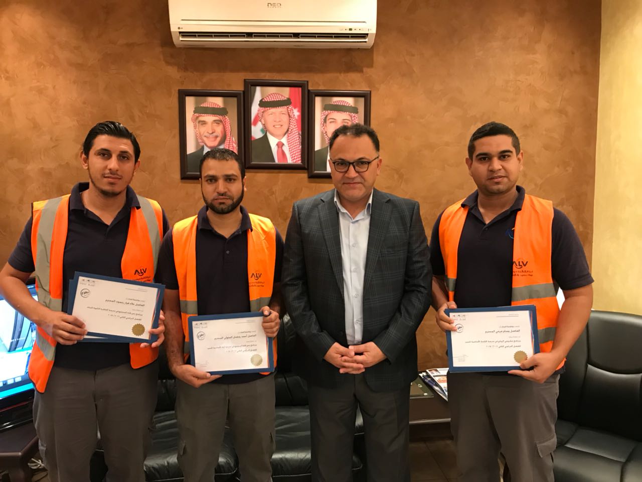 تكريم مدربين متطوعين بمؤسسة انجاز في