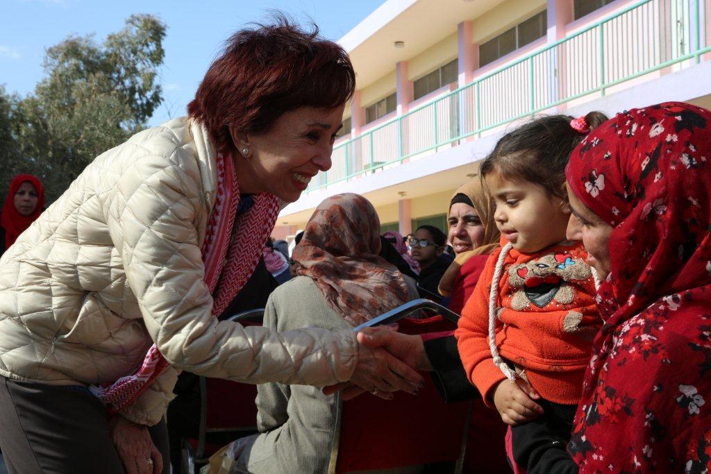 الأميرة بسمة تسلم مساعدات دراسية لطلبة