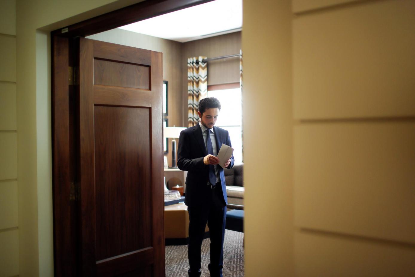 ما وراء تحركات الأمير الحسين