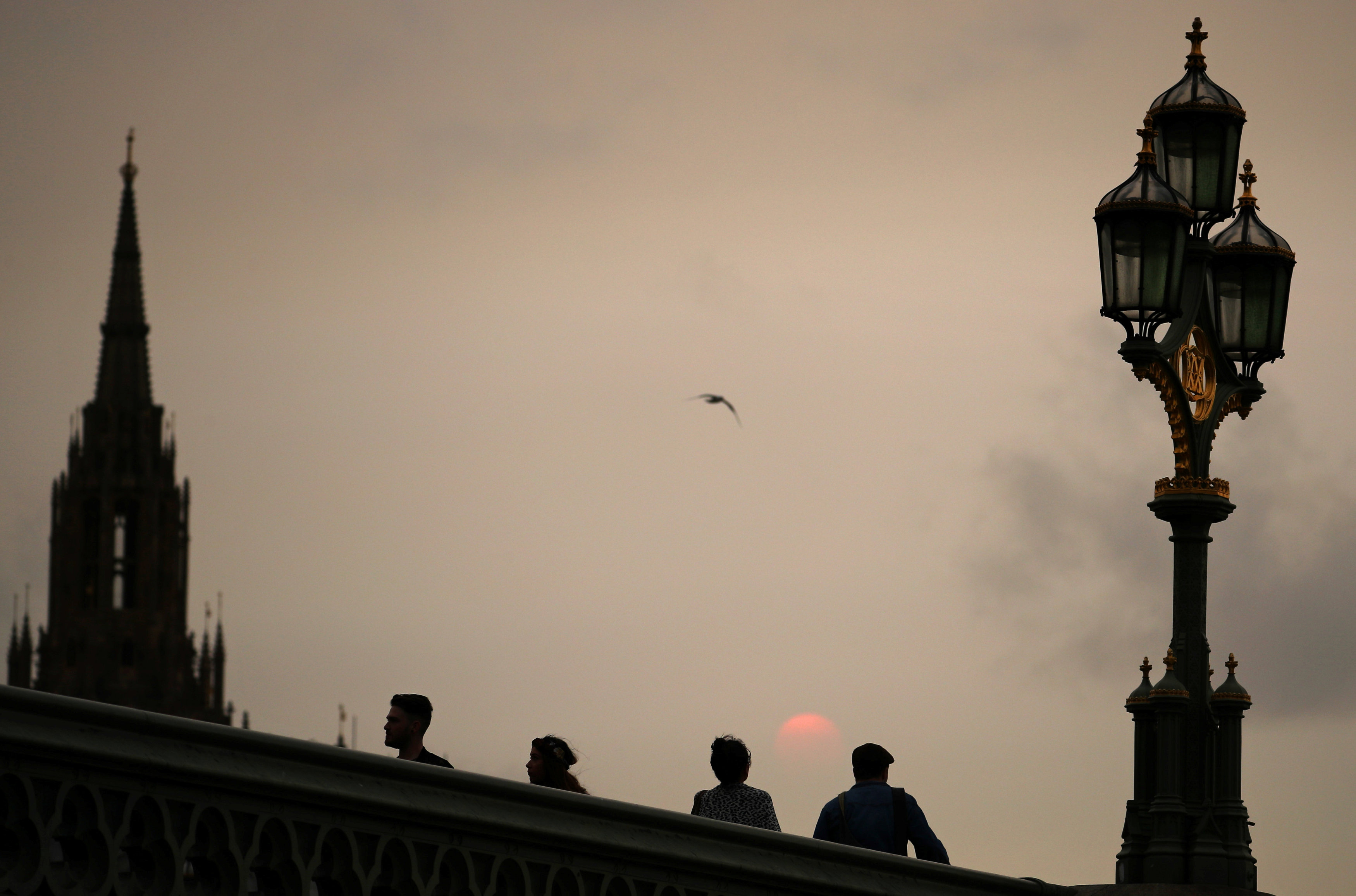 بالصور.. العاصفة أوفيليا تحول سماء لندن