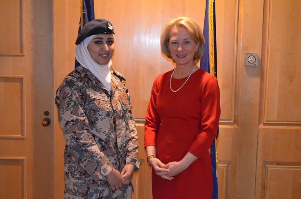 ويلز تلتقي أول مرشحة لقيادة طائرة