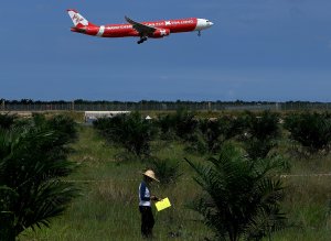 كادت أن تسقط بهم الطائرة فبعثوا