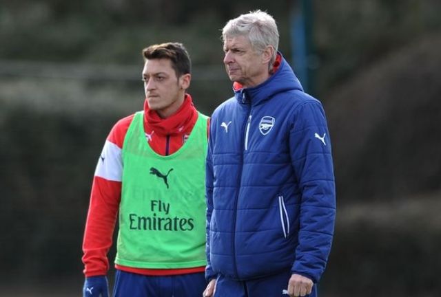 أوزيل يربط استمراره في أرسنال مع