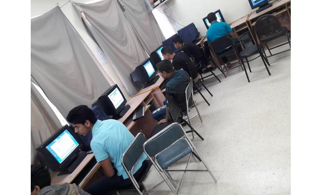 معلم بمدرسة حكومية يكسر الروتين بامتحانات