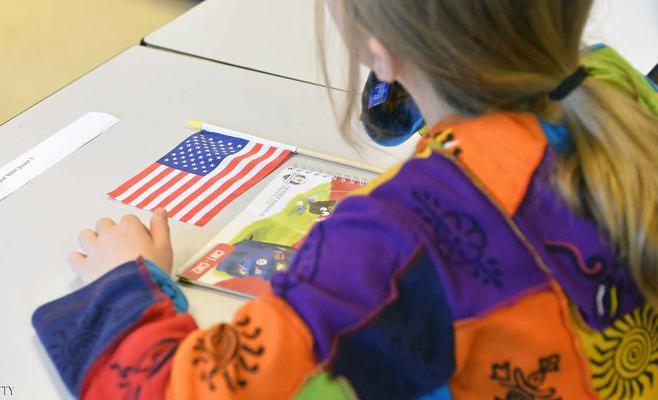 جريمة غريبة.. طفلة تموت تحت ابنة