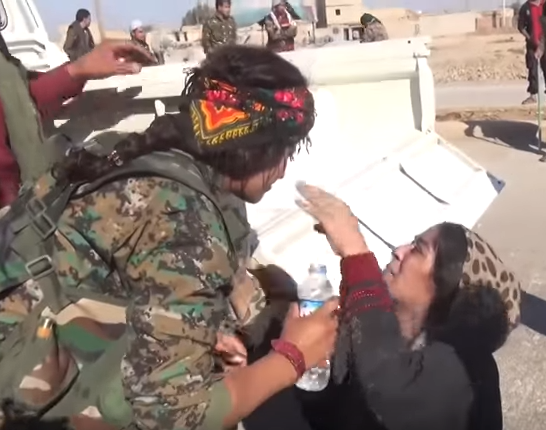 مزقت ثيابها احتفالا باندحار داعش من