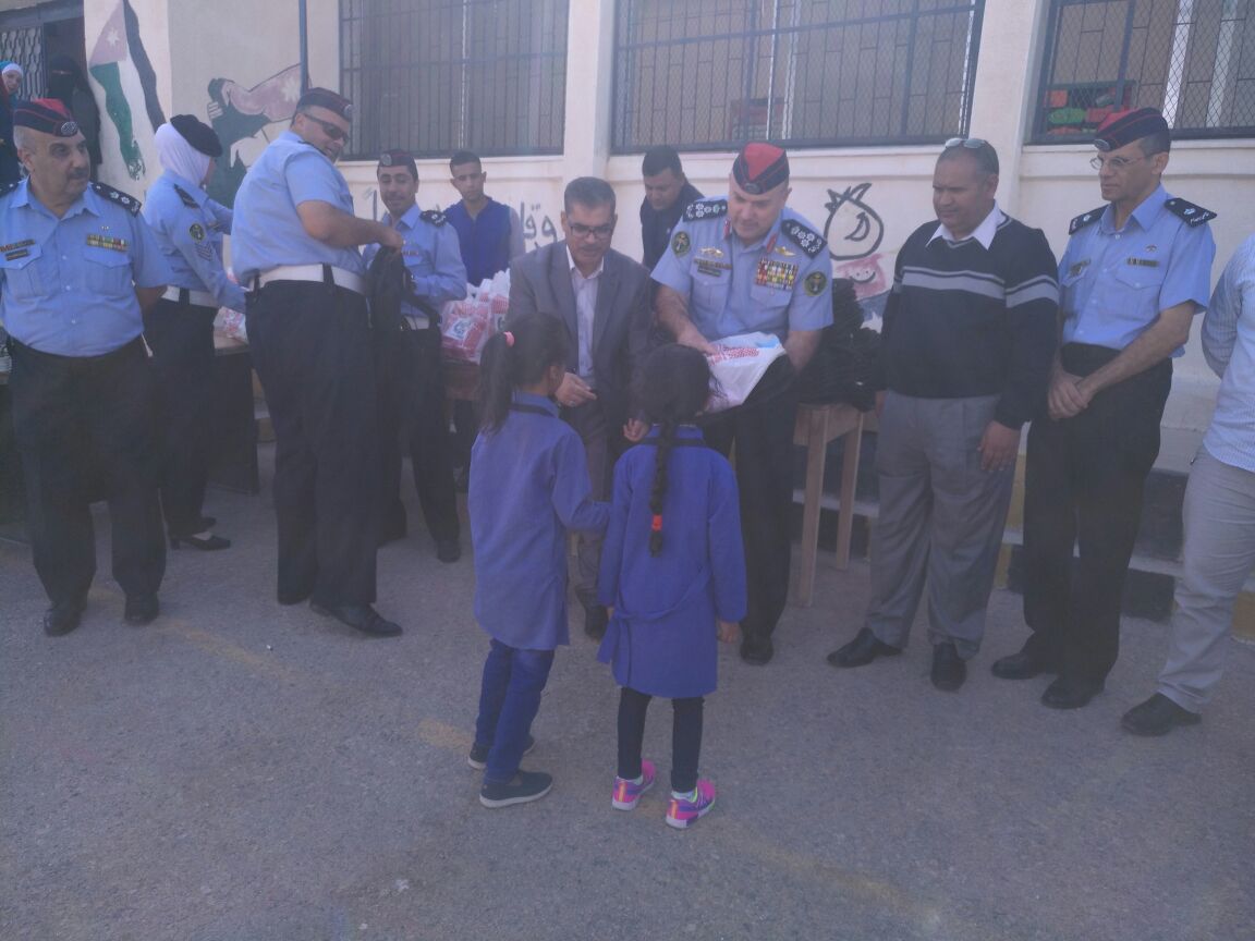 إدارة السير توزع حقائب مدرسية ولوازمها