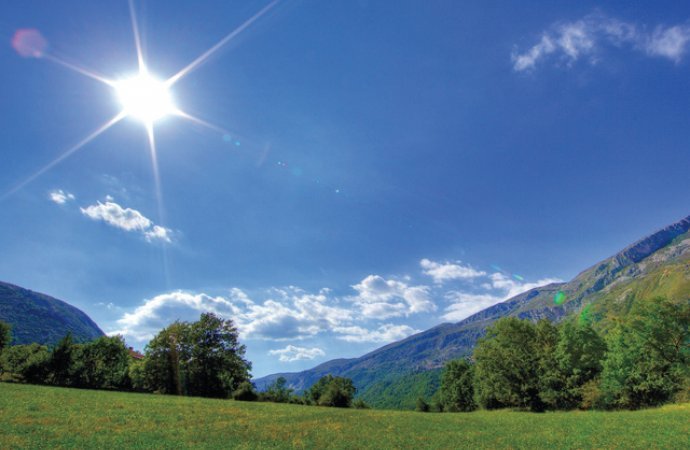 جو مشمس ودافئ والرياح شمالية غربية