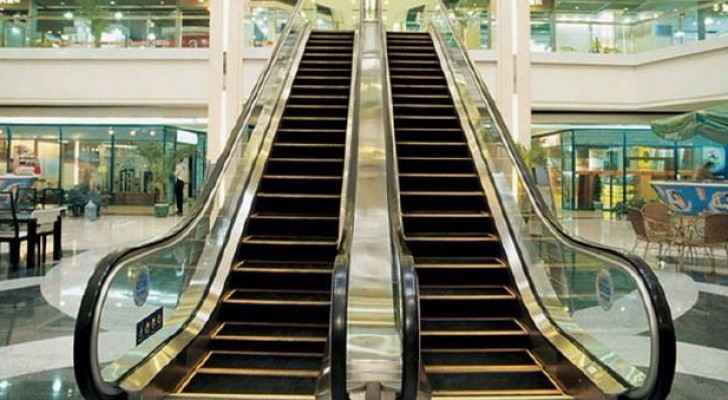 شجاعة شاب تنقذ طفلة سحبها الدرج