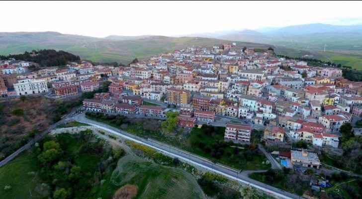 بلدة إيطالية تدفع المال لمن يسكن