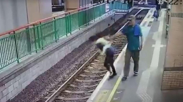 بالفيديو.. دفعها على مسار القطار وأكمل