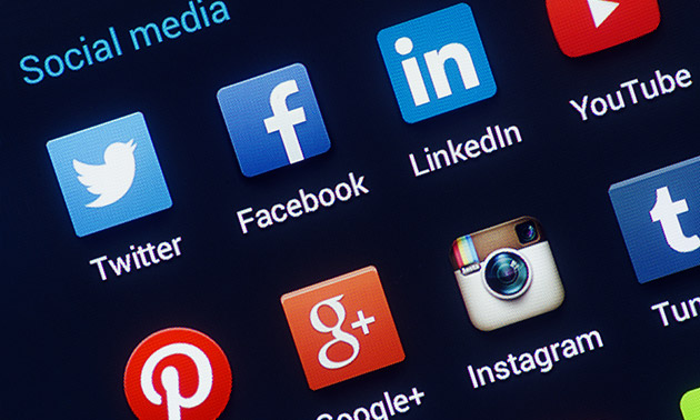 4 شباب يوهمون أشخاصا بأنهم فتيات