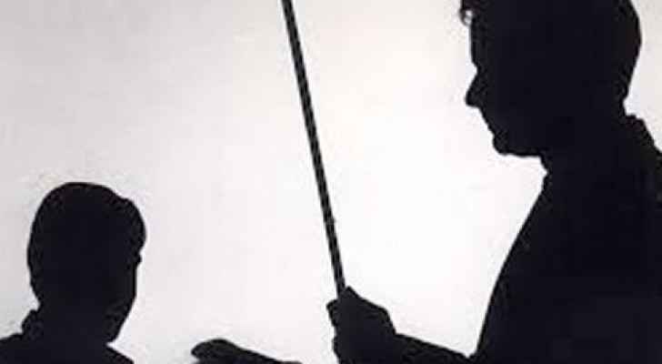 إنهاء خدمات معلم ضرب طالبا في