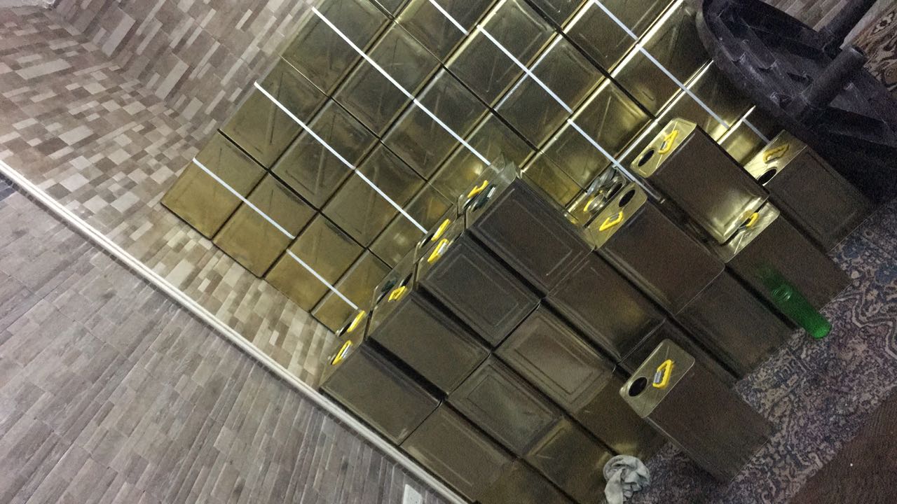 القبض على شخص يقوم بتحويل زيت