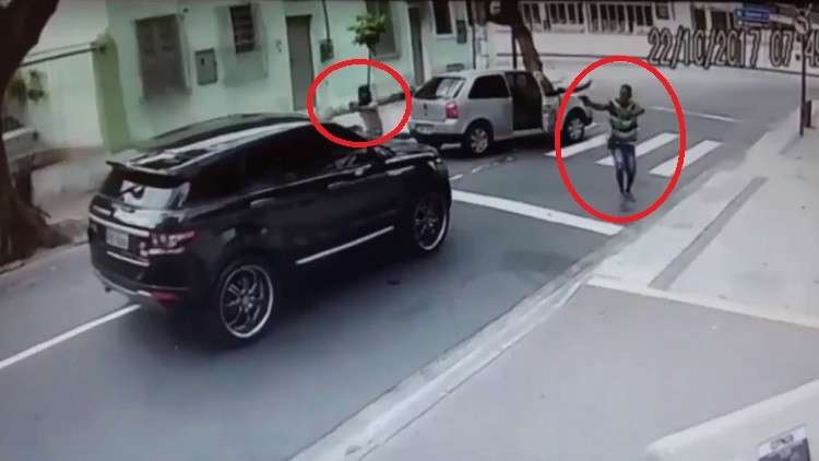 بالفيديو.. حارس مرمى البرازيل يتعرض لسطو