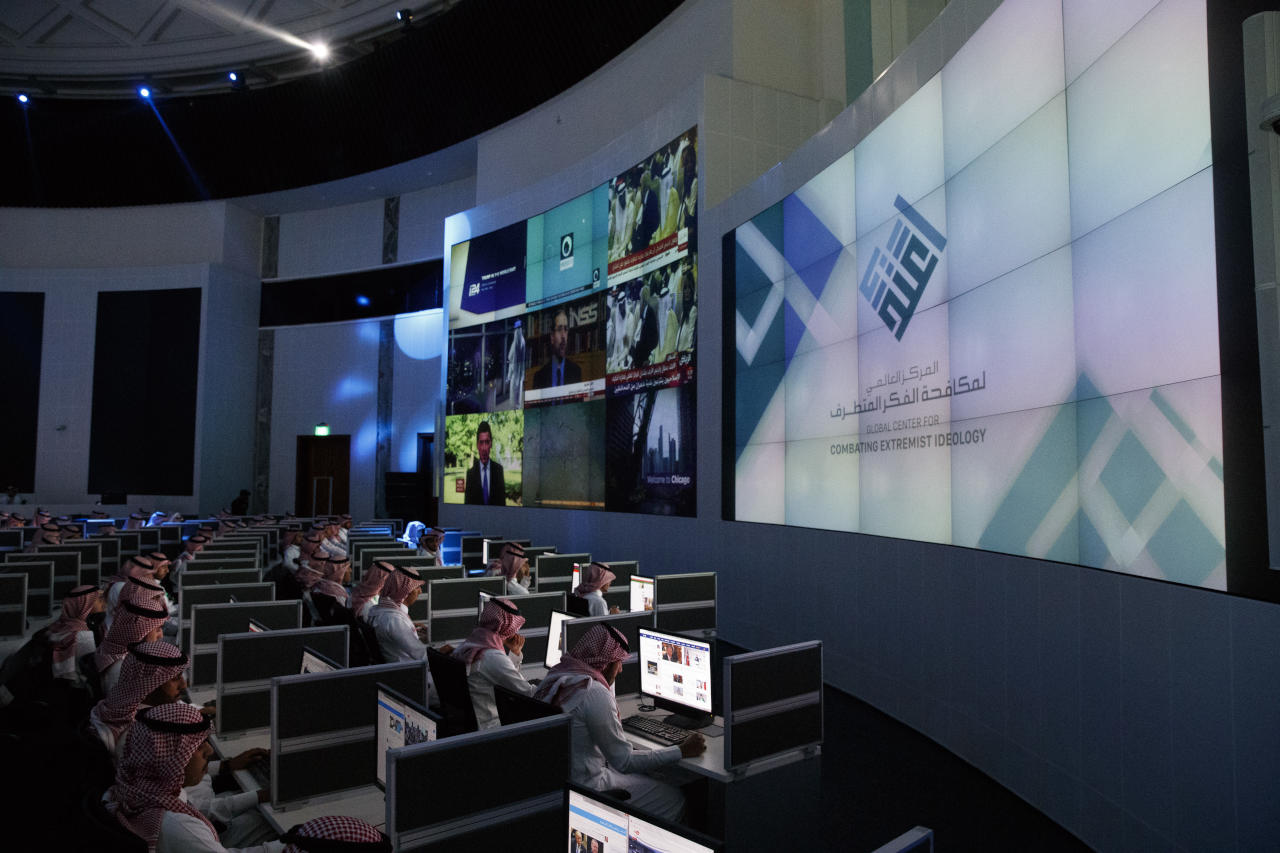 قطر والسعودية تصنفان 11 يمنيا وكيانين