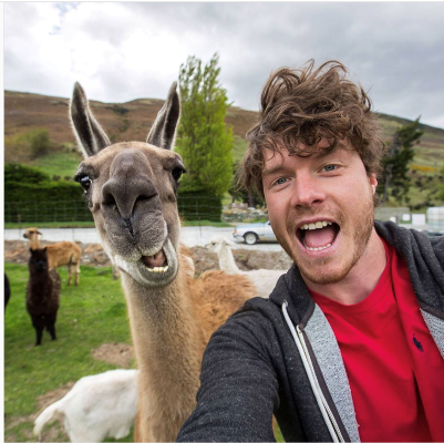 شاهد.. أشهر مصور سيلفي للحيوانات الأليفة