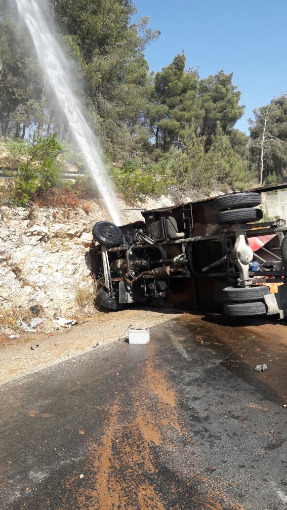 انقلاب شاحنة بعد اصطدامها بسيارة على