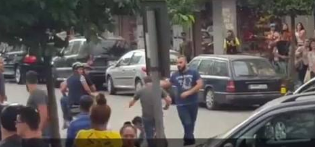 ’لم يحرك المارة ساكنا‘.. ’شاهد‘.. الاعتداء