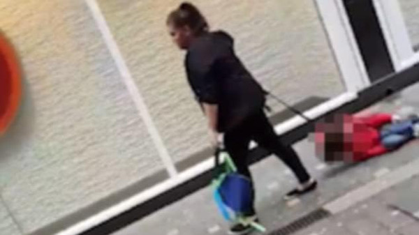 امرأة تروّع المارة وهي تجر طفلا