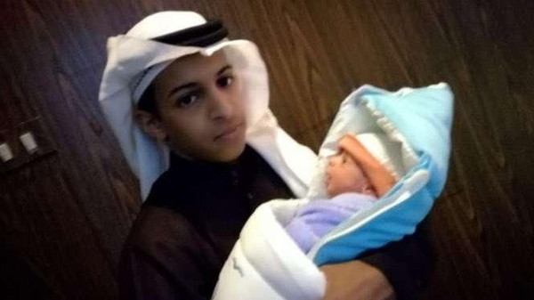 بالصور.. أصغر عريس سعودي ينجب طفله