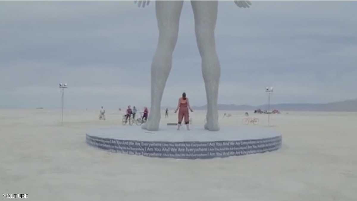 العملاقة العارية تثير جدلا في واشنطن