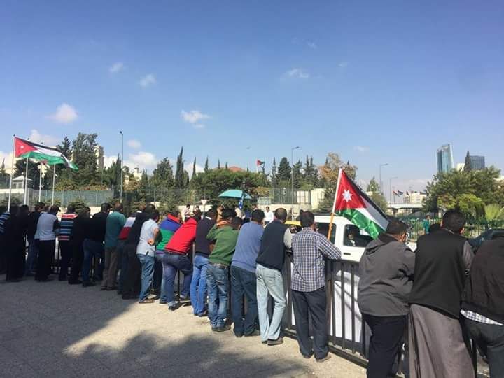 اعتصام لاصحاب الشاحنات امام رئاسة الوزراء