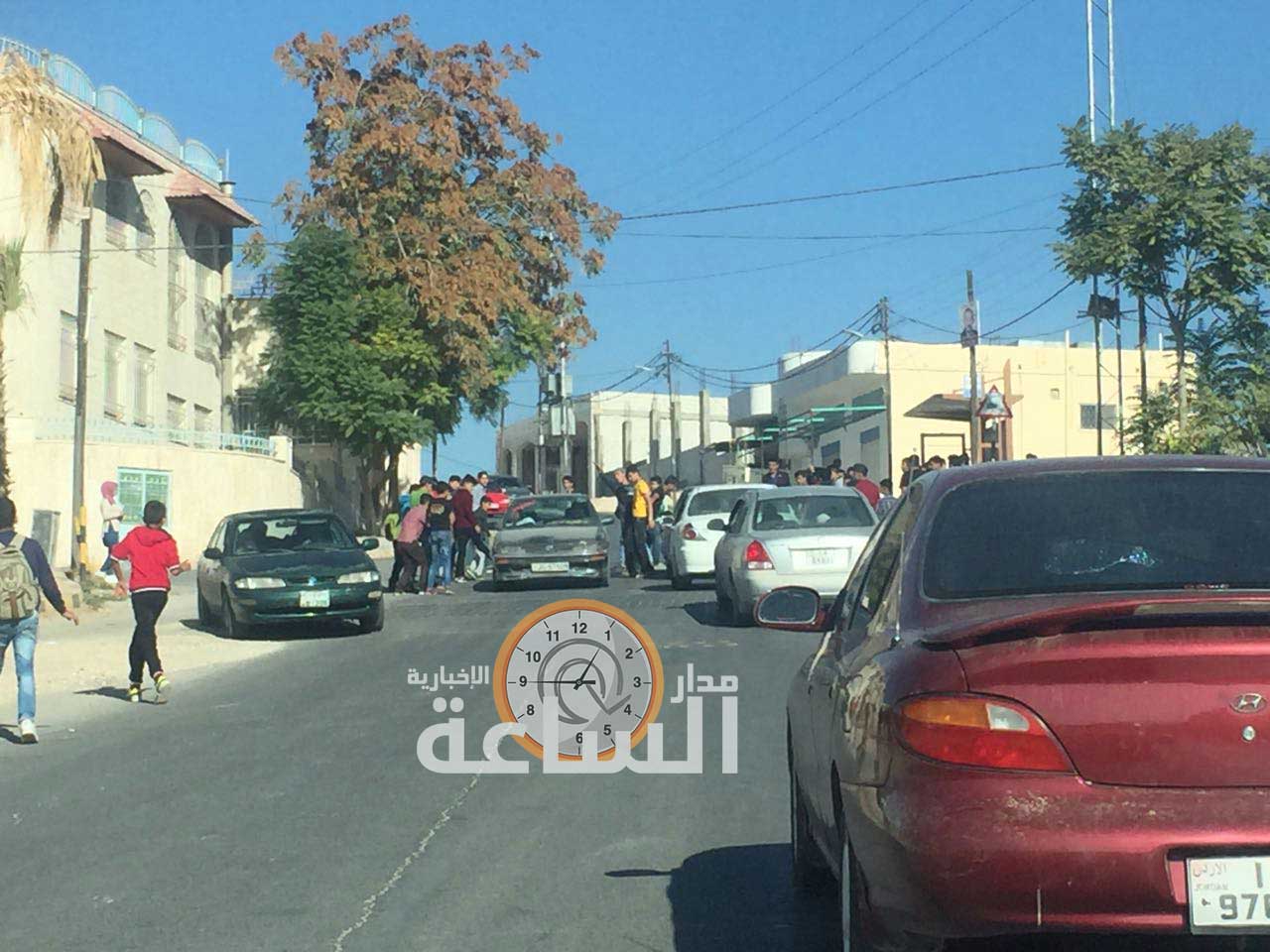 طلاب يغلقون طريق ديرالليات في جرش..