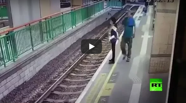 فيديو صادم.. رجل يدفع امرأة لتقع