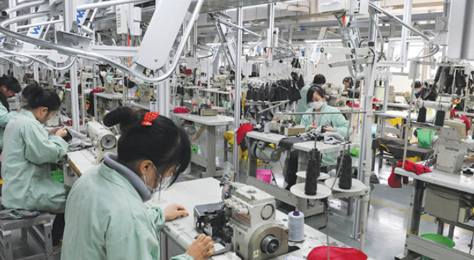 الاف فرص العمل تذهب لـ ’الوافدات‘