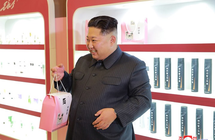 بعد الأسلحة.. ’كيم‘ بين النساء بمصنع